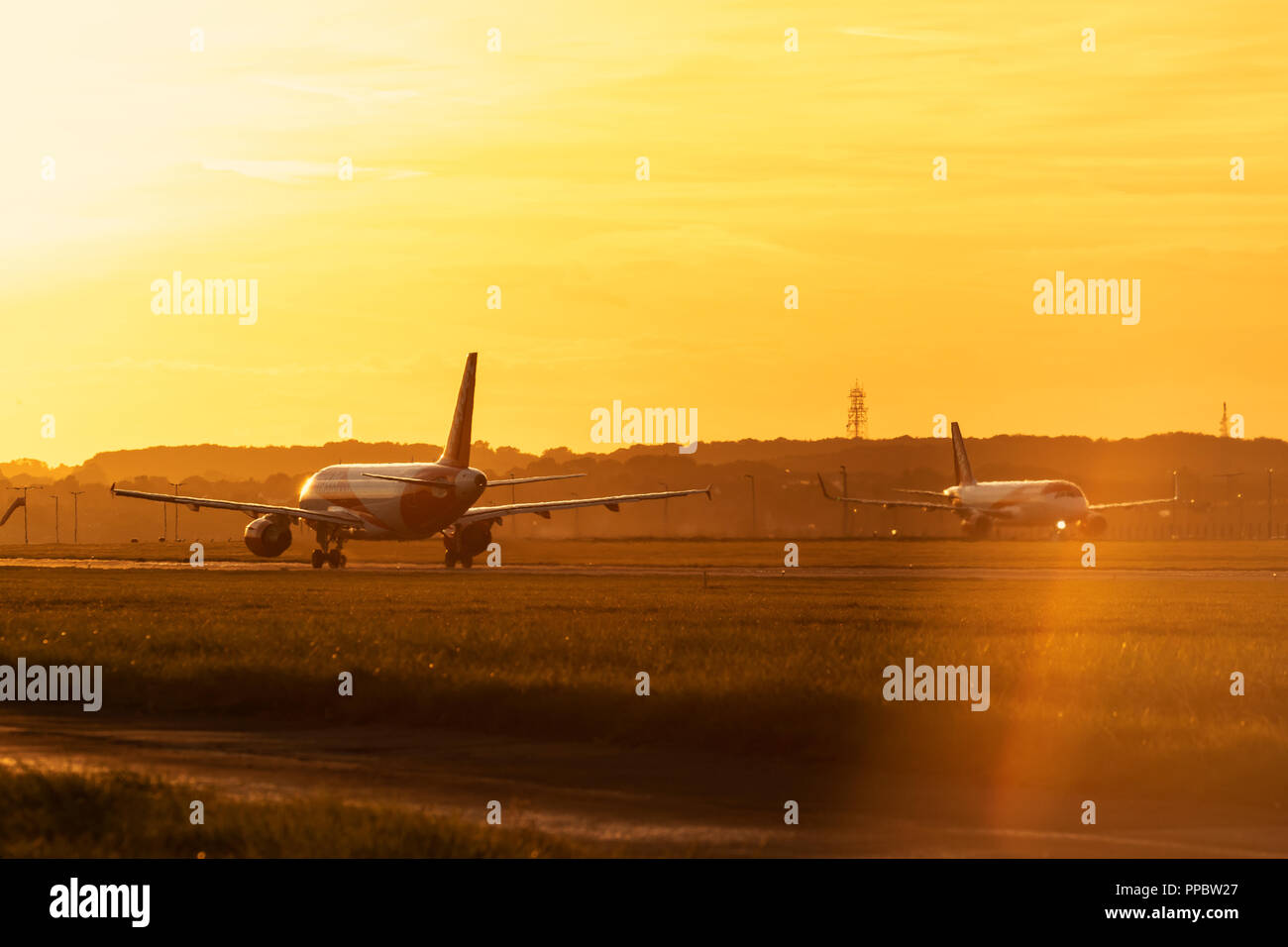 Luton Airport, London, Großbritannien. 24. Sep 2018. UK Wetter: Ein paar easyJet Airbus Flugzeuge am Flughafen London Luton Credit Rollen: Nick Whittle/Alamy leben Nachrichten Stockfoto