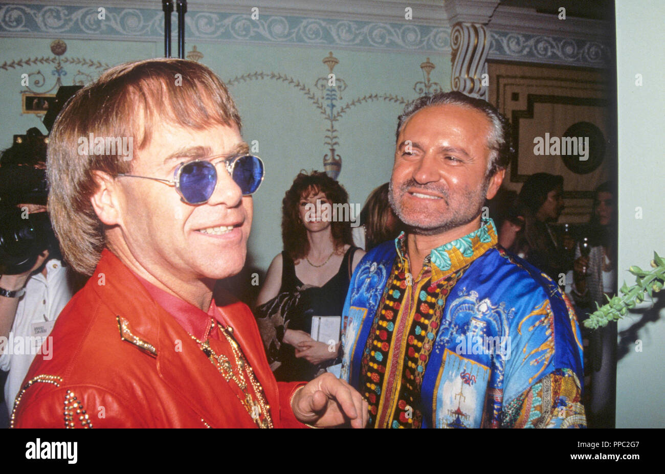 Gianni Versace Mit Elton John Bei Party Versace C Granataimages Stockfotografie Alamy
