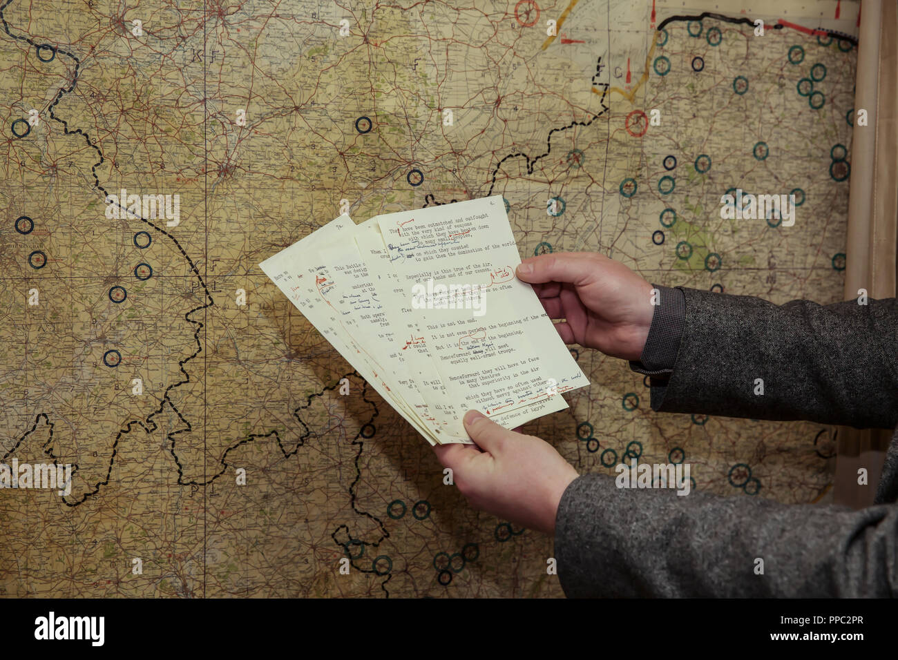 London, UK, 25. September 2018, Churchill War Rooms ein fotoshooting vor dem Imperial War Museum Buch, das die Geschichte des Zweiten Weltkriegs über 20 iconic Dokumente, die am Donnerstag, dem 27. September veröffentlicht wird erzählt veröffentlicht. Anthony Richards, der Leiter des IWM Dokumente & Sound, angezeigt Churchill's "Ende vom Anfang" rede Notizen und streng geheime Dokumente im Zweiten Weltkrieg Täuschung Operation 'Mincemeat' beteiligt. Diese Dokumente haben alle in Archiven gehalten worden bis jetzt. Kredit Keith Larby/Alamy leben Nachrichten Stockfoto