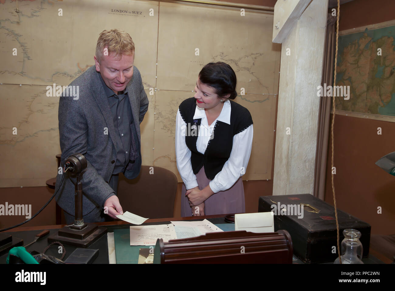 London, UK, 25. September 2018, Churchill War Rooms ein fotoshooting vor dem Imperial War Museum Buch, das die Geschichte des Zweiten Weltkriegs über 20 iconic Dokumente, die am Donnerstag, dem 27. September veröffentlicht wird erzählt veröffentlicht. Anthony Richards, der Leiter des IWM Dokumente & Sound, angezeigt Churchill's "Ende vom Anfang" rede Notizen und streng geheime Dokumente im Zweiten Weltkrieg Täuschung Operation 'Mincemeat' beteiligt. Diese Dokumente haben alle in Archiven gehalten worden bis jetzt. Kredit Keith Larby/Alamy leben Nachrichten Stockfoto