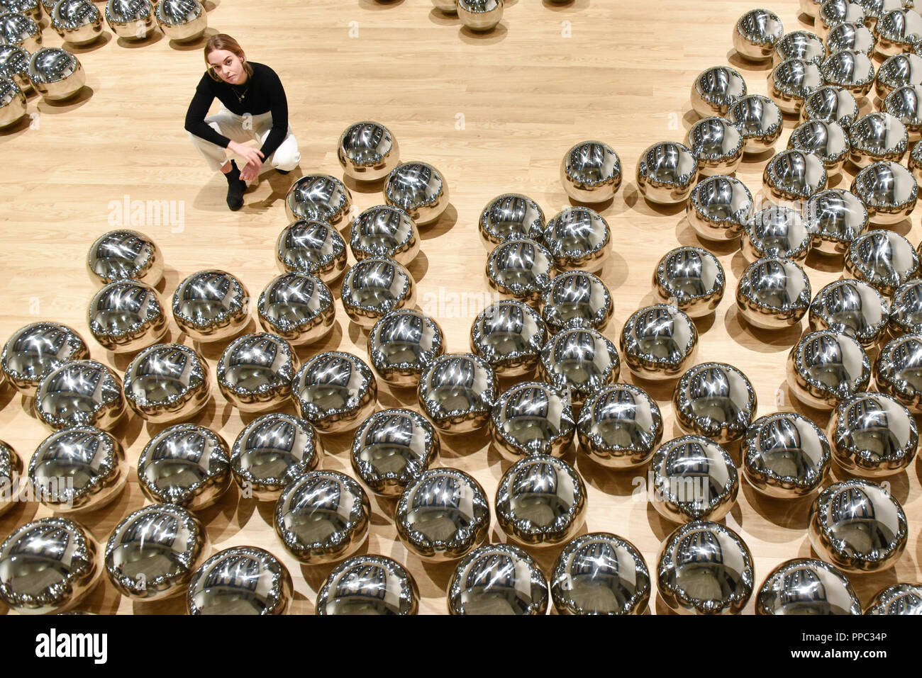 London, Großbritannien. 25. September 2018. Eine Galerie Mitarbeiter Ansichten' Narzisse Garden", 1966, von Yayoi Kusama. Vorschau von 'Space Laufräder' in der Hayward Gallery, eine Ausstellung, die Werke von 20 internationalen Künstlern, die Sinne der Besucher von Raum stören und ihre Wahrnehmung der Umgebung ändern. Die Show läuft 26. September bis zum 6. Januar 2019. Credit: Stephen Chung/Alamy leben Nachrichten Stockfoto