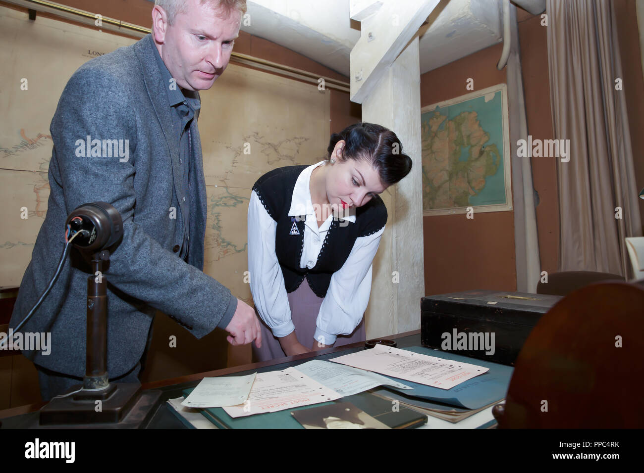 London, Großbritannien. 25 Sep, 2018. Churchill War Rooms ein fotoshooting vor dem Imperial War Museum Buch, das die Geschichte des Zweiten Weltkriegs über 20 iconic Dokumente, die am Donnerstag, dem 27. September veröffentlicht wird erzählt veröffentlicht. Anthony Richards, der Leiter des IWM Dokumente & Sound, angezeigt Churchill's "Ende vom Anfang" rede Notizen und streng geheime Dokumente im Zweiten Weltkrieg Täuschung Operation 'Mincemeat' beteiligt. Diese Dokumente haben alle in Archiven gehalten worden bis jetzt. Credit: Keith Larby/Alamy leben Nachrichten Stockfoto