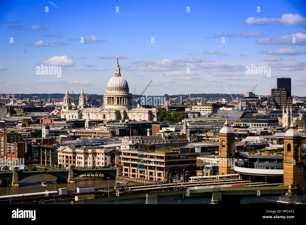 London, Großbritannien. 25. September, 2018. Blauer Himmel im Bild über einen Blick auf die London einschließlich St. Pauls, die Southwark Bridge und die Stadt. Credit: Oliver Dixon/Alamy leben Nachrichten Stockfoto