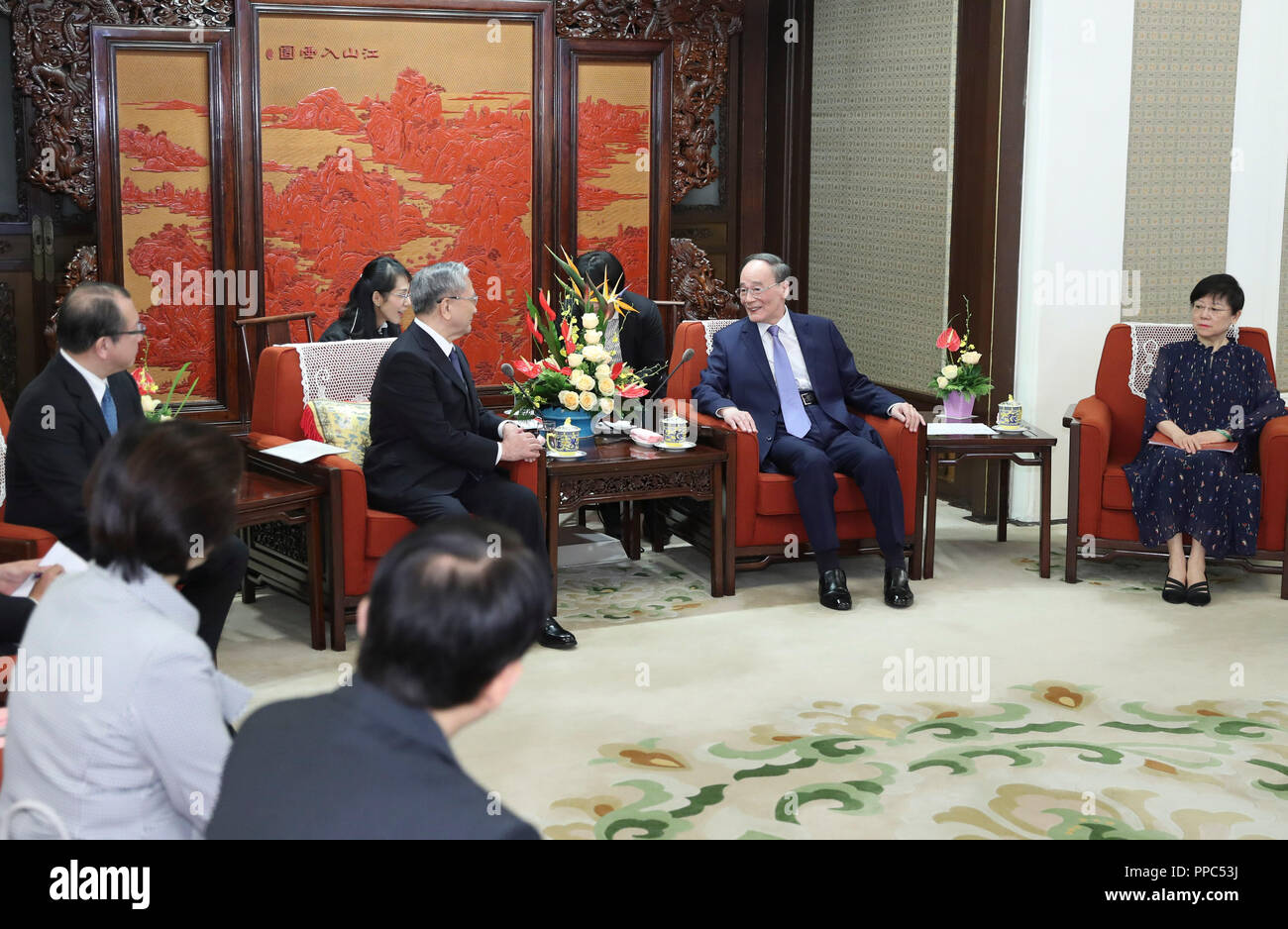 Peking, China. 25 Sep, 2018. Chinesische Vizepräsident Wang Qishan trifft sich mit Präsident Minoru Harada von Japans grössten Laien buddhistische Organisation Soka Gakkai in Peking, der Hauptstadt von China, Sept. 25, 2018. Credit: Ding Haitao/Xinhua/Alamy leben Nachrichten Stockfoto