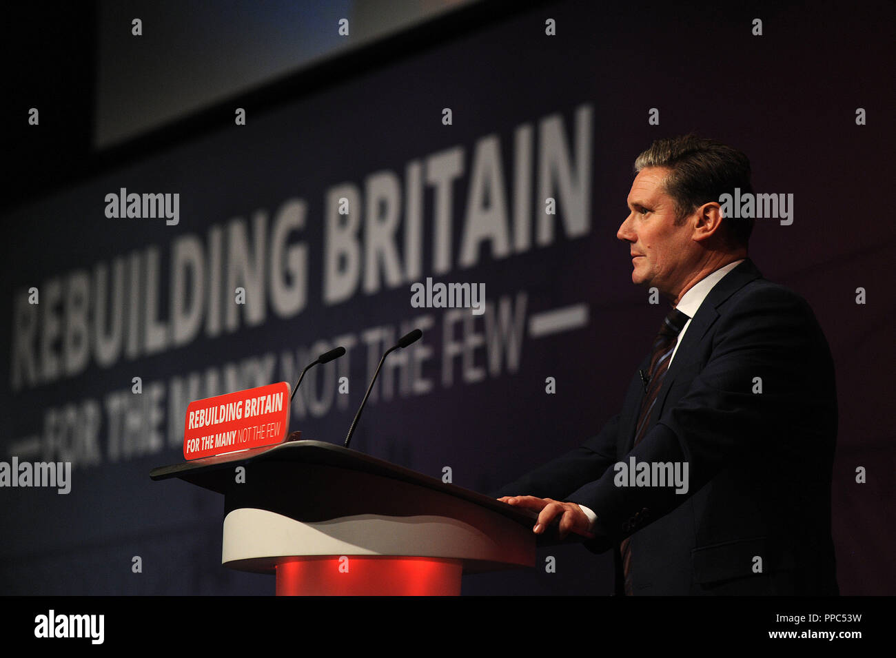 Liverpool, England. 25. September, 2018. Keir Starmer, Schatten Staatssekretär für die Europäische Union zu verlassen, liefert seine Rede zum Thema "Brexit und die Wirtschaft', um die Konferenz, auf der Sitzung am Morgen des dritten Tages vor der jährlichen Konferenz der Labour Party an der ACC Conference Center. Kevin Hayes/Alamy leben Nachrichten Stockfoto