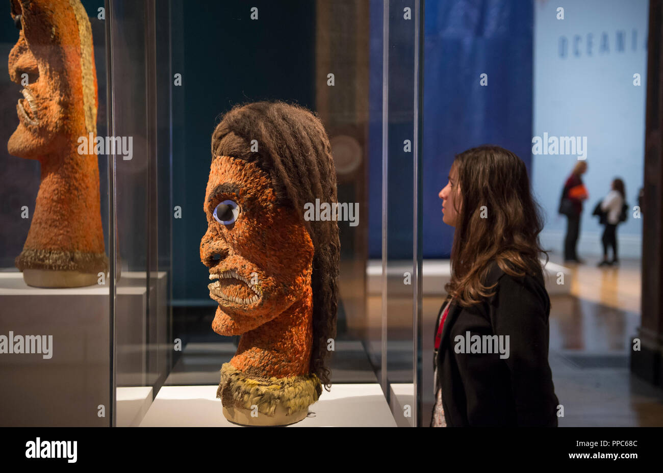 Royal Academy of Arts, London, UK. 25. September 2018. Die erste große Umfrage der ozeanischen Kunst in Großbritannien feiert die Kunst von Melanesien, Mikronesien und Polynesien mit rund 200 Werke aus 500 Jahren gehalten zu werden. Die Ausstellung zum 250. Geburtstag des RA, im Jahre 1768 gegründet, im selben Jahr, Captain James Cook auf seiner ersten Expedition in den Pazifik zu bemühen. Foto: Feder Bild Gottes (akua Hulu manu), Ende des 18. Jahrhunderts, Hawaiianischen Inseln. Die Treuhänder des British Museum. Credit: Malcolm Park/Alamy Leben Nachrichten. Stockfoto