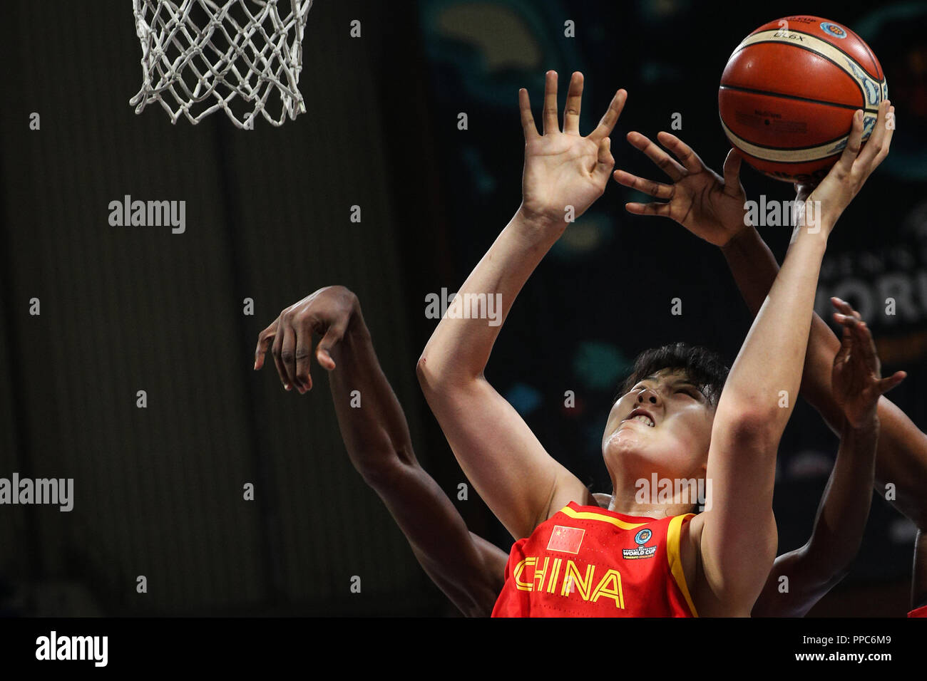 Teneriffa, Spanien. 25 Sep, 2018. Li Yueru von China konkurriert in der Gruppe D Match zwischen China und Senegal an der FIBA Frauen 2018 Basketball WM in Santiago Martin in San Cristobal de La Laguna in Teneriffa, Spanien, Sept. 25, 2018. China gewann 75-66. Credit: Zheng Huansong/Xinhua/Alamy leben Nachrichten Stockfoto