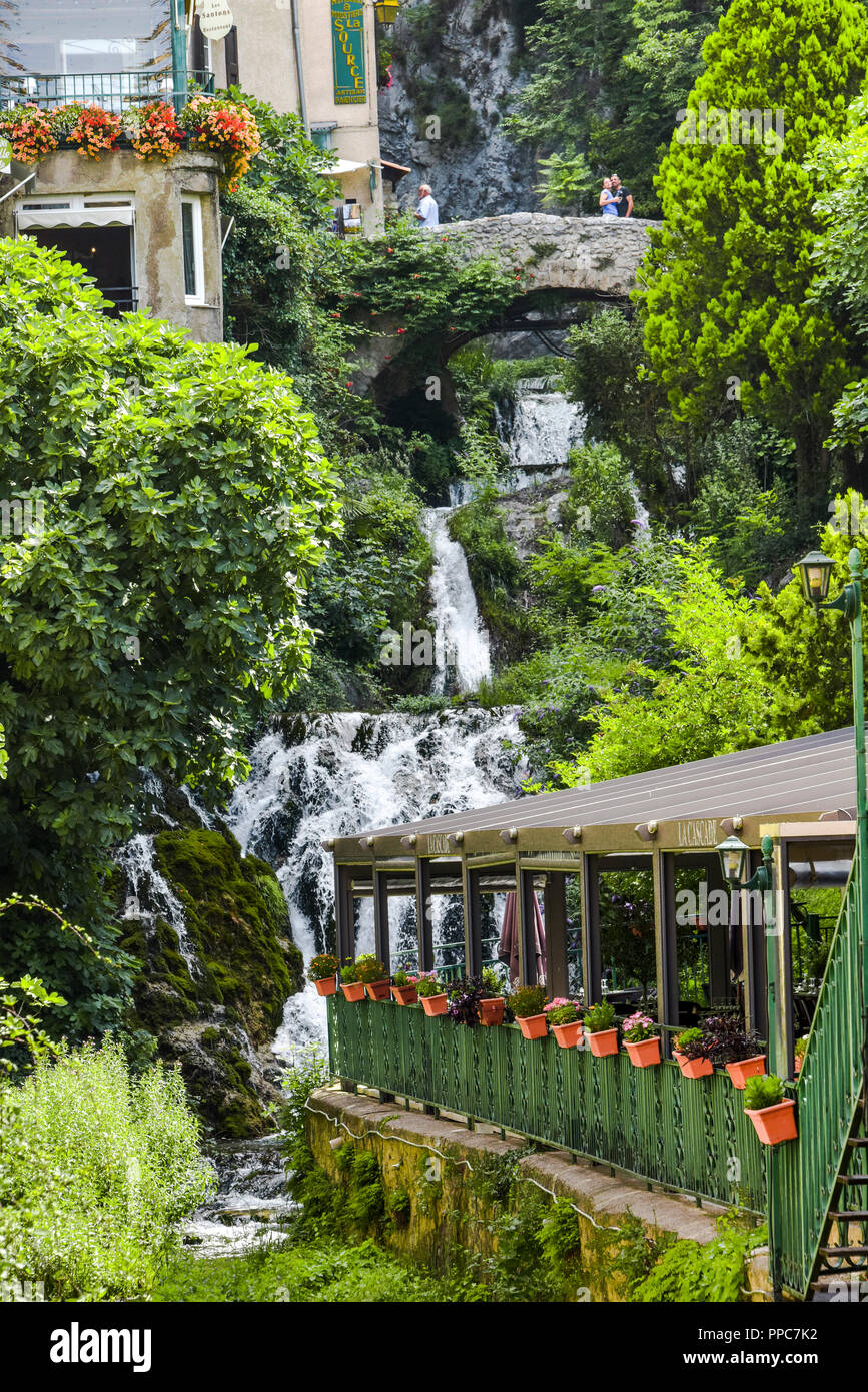 Wasserfall mit Brücke aus Stein im Dorf Moustiers-Sainte-Marie, Provence, Frankreich, Mitglied der schönsten Dörfer von Frankreich Stockfoto