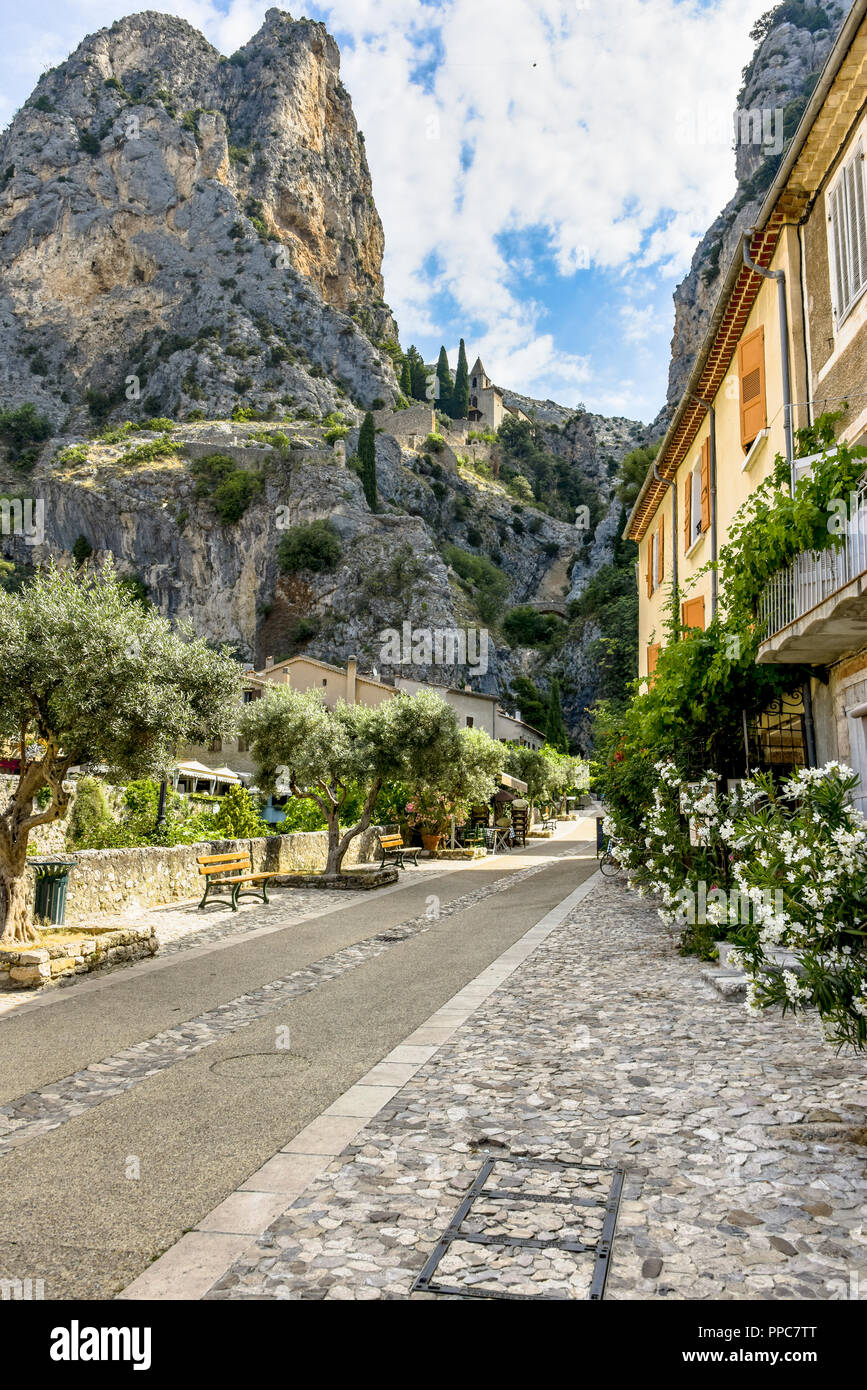 Dorf Moustiers-Sainte-Marie, Provence, Frankreich, Mitglied der schönsten Dörfer von Frankreich, Departement Alpes-de-Haute-Provence Stockfoto