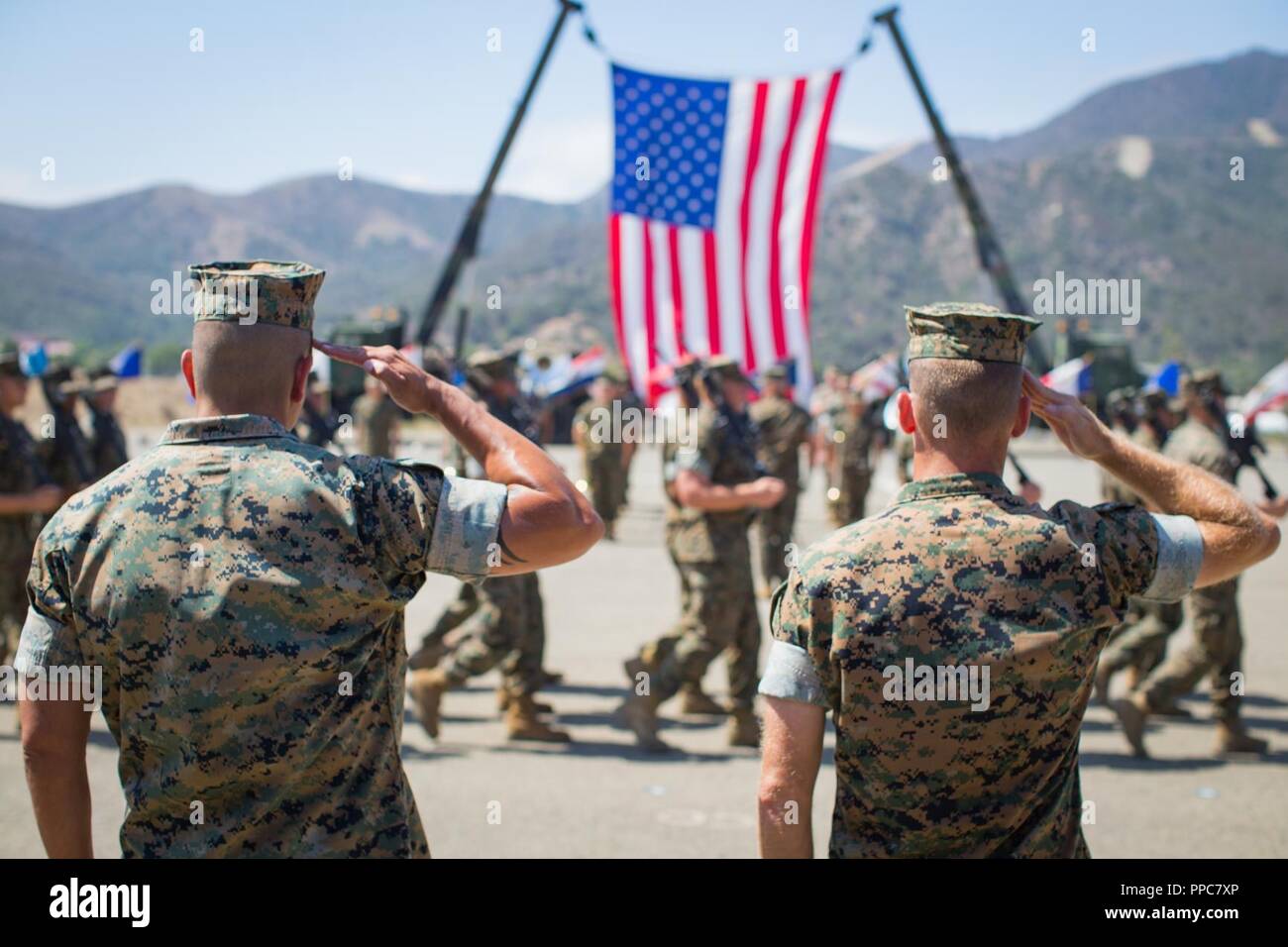 Us Marine Corps Sgt. Maj. Benito Chavez, Links, ausgehende Sergeant Major des zweiten Bataillons, 1. Marine Regiment (V-2/1), 1st Marine Division (MARDIV) und Oberstleutnant John M. Hunt, kommandierender Offizier der V-2/1, 1 MARDIV, Salute die Marines während eine Erleichterung und Termin Zeremonie an der Marine Corps Base Camp Pendleton, Calif., Aug 17., 2018. Die Entlastung und Termin Zeremonie stellt eine Übertragung der Befehlsgewalt zwischen zwei Senior Berater im Einklang mit den Sitten und Höflichkeiten des US Marine Corps. Stockfoto