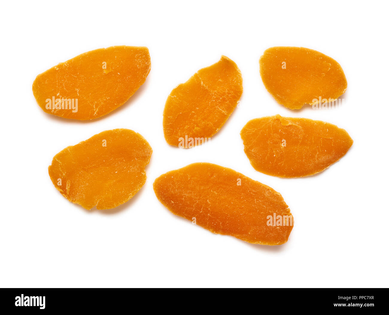 Getrocknete mango Slices auf weißem Hintergrund. Ansicht von oben. Flach. Stockfoto