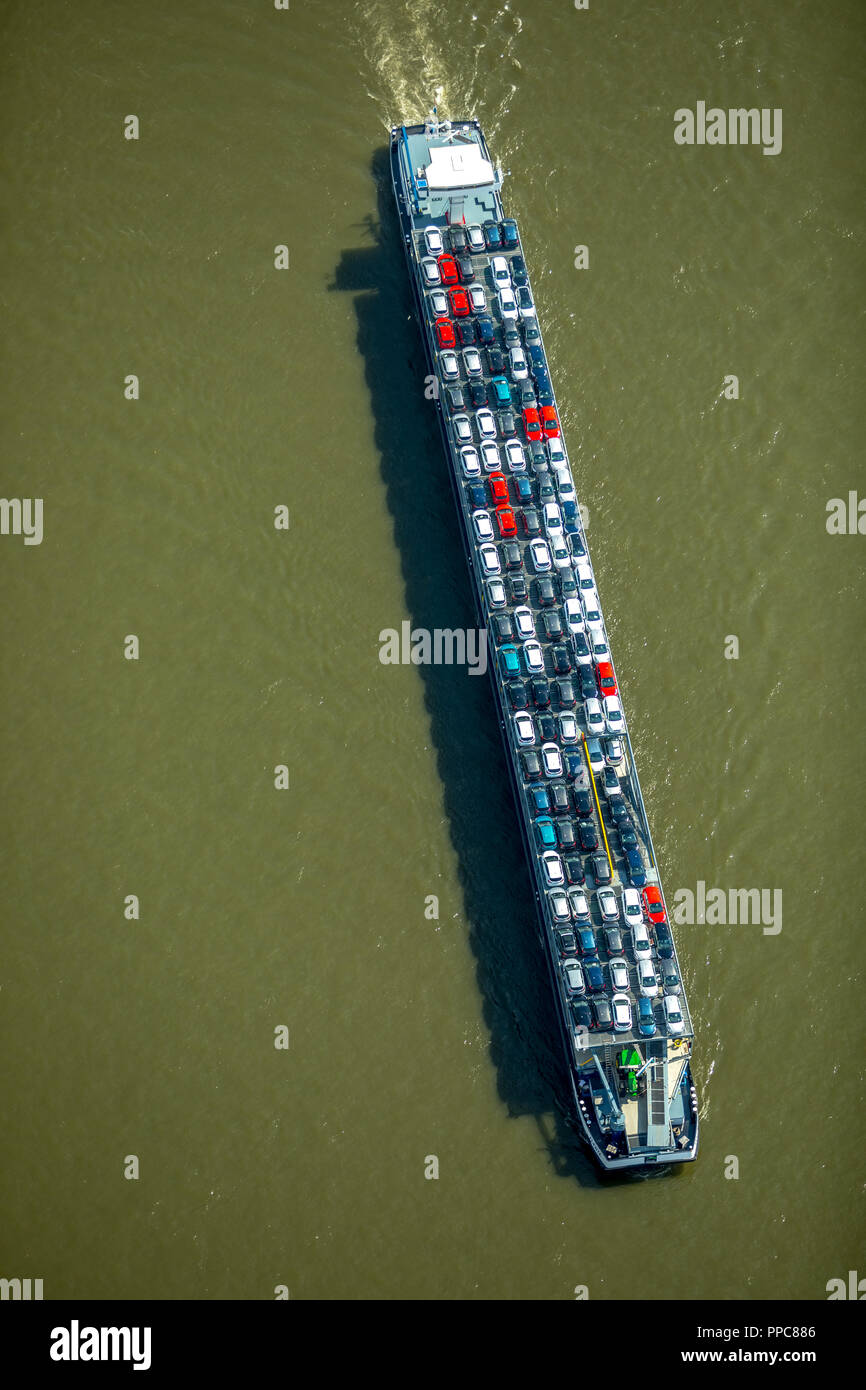Luftaufnahme, Frachtschiff mit Autos auf dem Rhein, Binnenschifffahrt Duisburg, Ruhrgebiet, Nordrhein-Westfalen, Deutschland Stockfoto