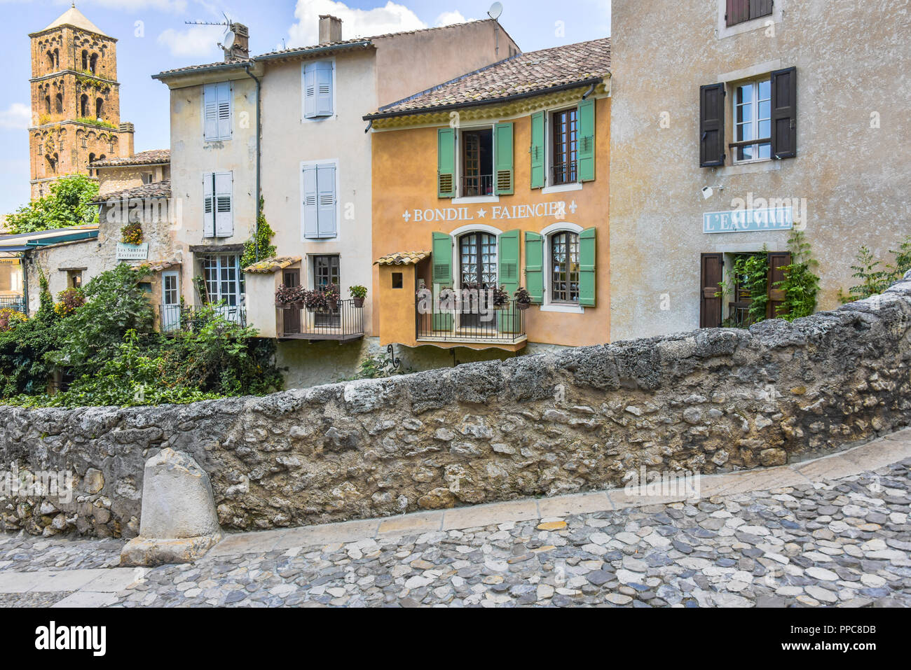 Dorf Moustiers-Sainte-Marie, Provence, Frankreich, Häuser an der Steinernen Brücke, Mitglied der schönsten Dörfer von Frankreich Stockfoto