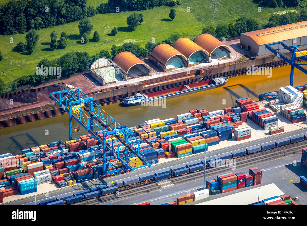 Luftaufnahme, der Duisburger Hafen am Rhein, logistikstandort Logport 1, Containerhafen, Rheinhausen, Duisburg, Ruhrgebiet Stockfoto