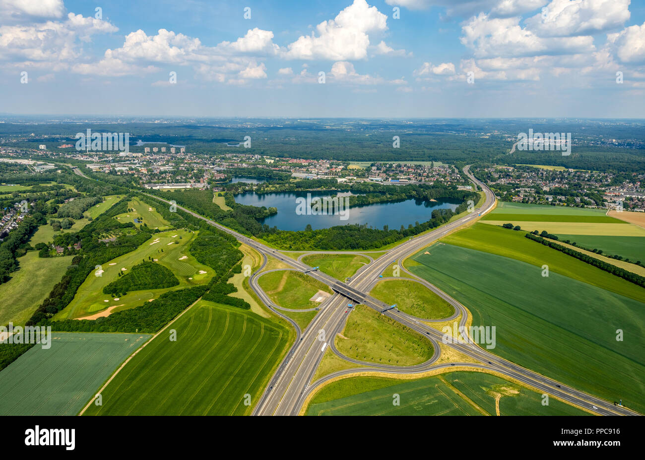 Luftaufnahme, Kleeblatt Form, Autobahnkreuz A59, A524, Bundesstraße 8 und Krefelderstraße B 288, Duisburg, Ruhrgebiet Stockfoto