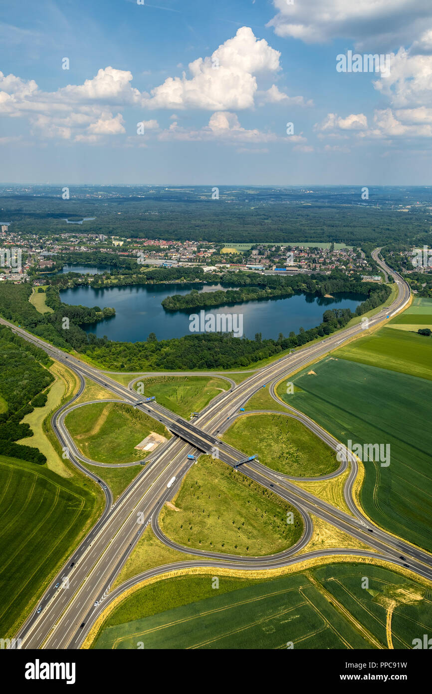 Luftaufnahme, Kleeblatt Form, Autobahnkreuz A59, A524, Bundesstraße 8 und Krefelderstraße B 288, Duisburg, Ruhrgebiet Stockfoto