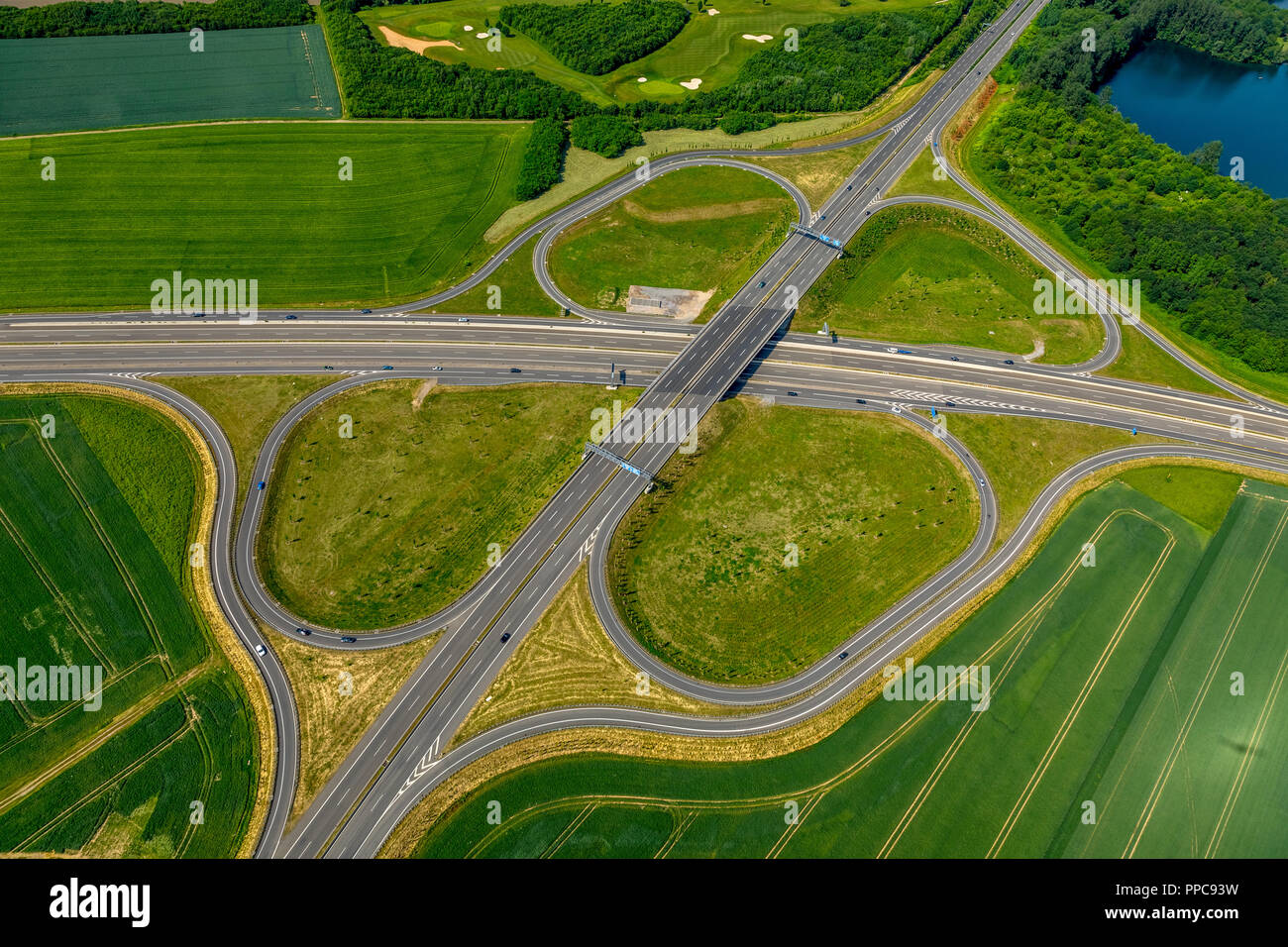 Luftaufnahme, Kleeblatt Form, Autobahnkreuz A59, A524, Bundesstraße 8 und Krefelderstraße B 288, Duisburg, Ruhrgebiet Stockfoto