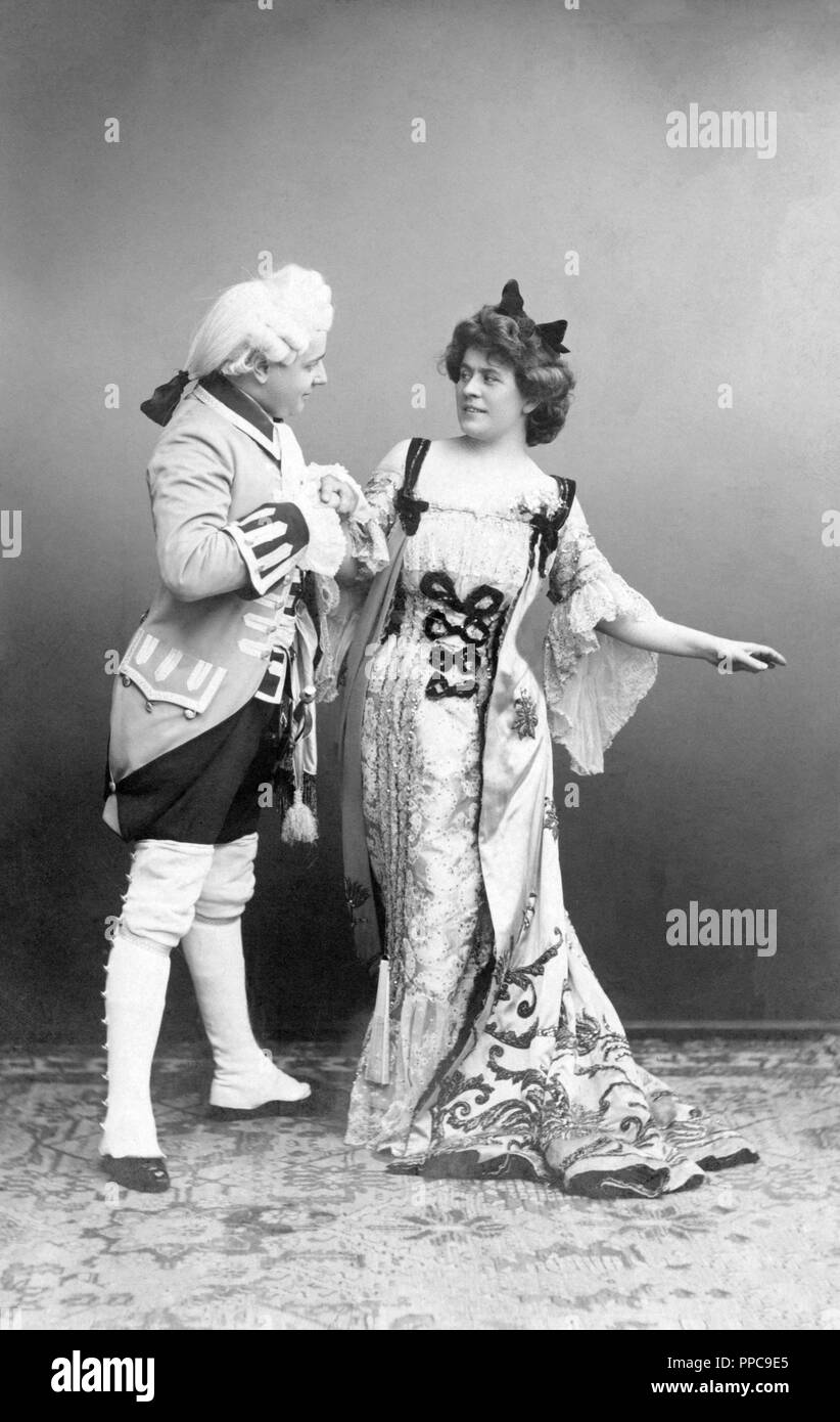 Theater, Paar, flirten, Mann mit Mozart Perücke hält die Hand einer Frau, 1910, Wien, Deutschland Stockfoto