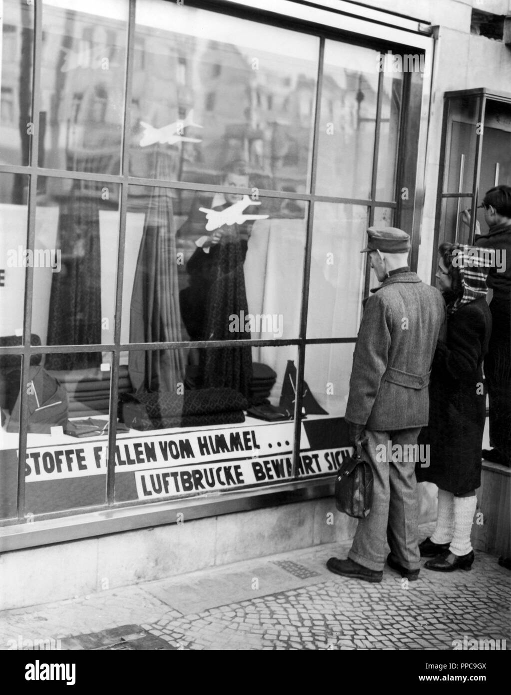Nachkriegsgeschichte, Schaufenster für Stoffe, die über die Berliner Luftbrücke während der Blockade der Stadt, 1948, kamen, Berlin, Deutschland Stockfoto