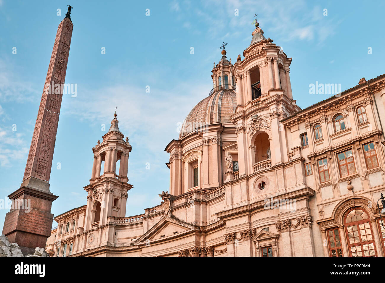 Rom, Kirche Sant'Agnese in Agone von Francesco Borromini ein ägyptischer Obelisk auf der Piazza Navona, Italien Stockfoto