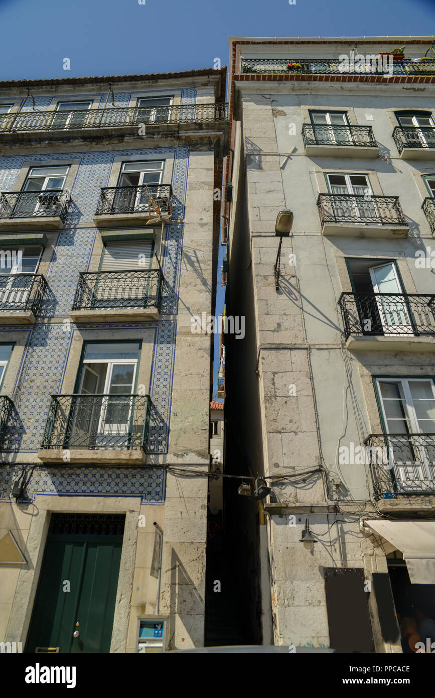 Die engen Gassen von Lissabon, Portugal mit traditionellen Azulejo Kacheln auf Gebäude Fassade. Stockfoto