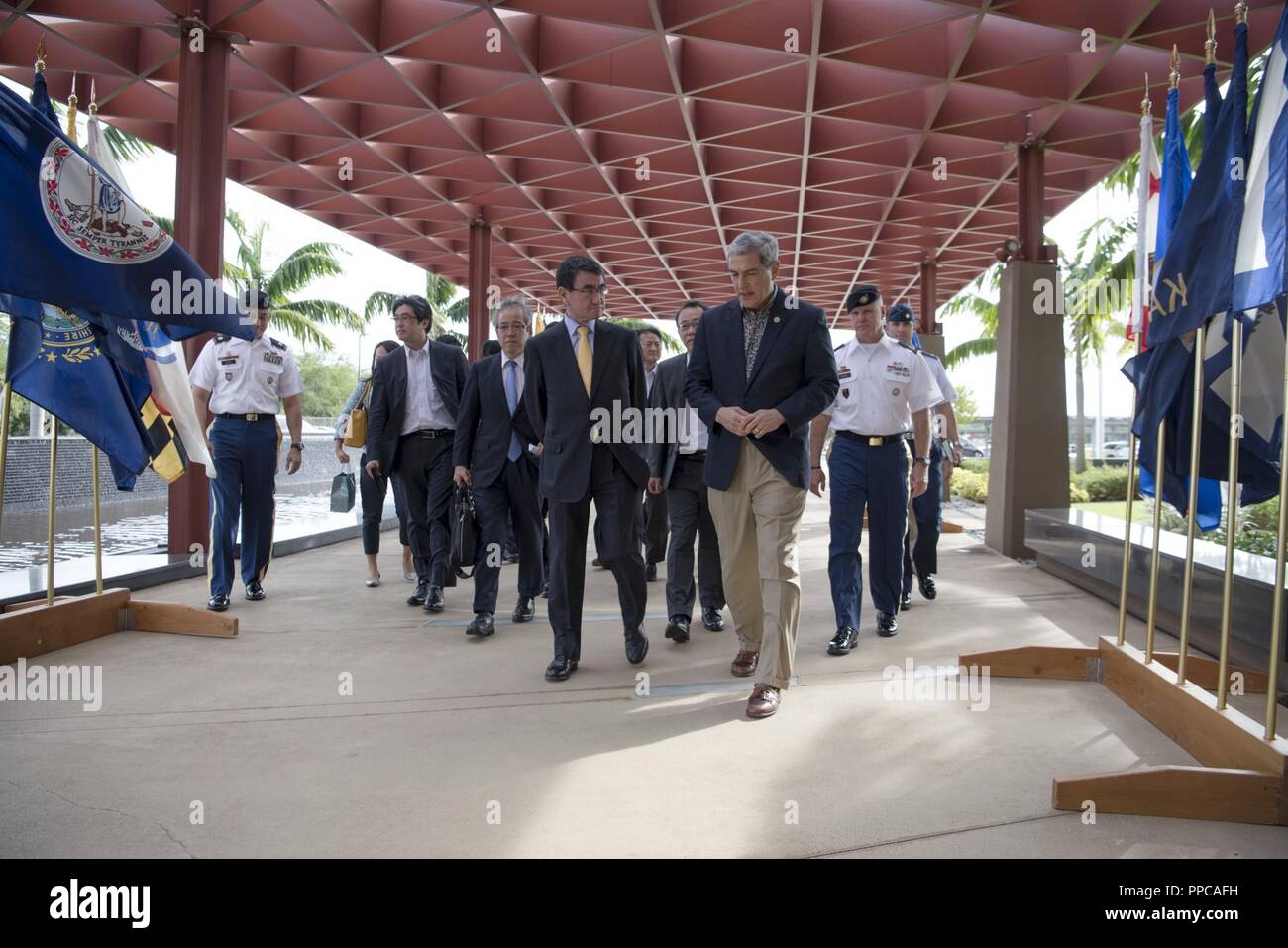 Taro Kono, Außenminister von Japan, Mitte, und Koichi Ito, Generalkonsul von Japan in Honolulu, Mitte links, Spaziergang mit Kelly McKeague, Verteidigung POW/MIA Accounting der Direktor der Agentur, Mitte rechts, vor einer Tour am Joint Base Pearl Harbor-Hickam, Hawaii, 22.08.2018. Kono und anderen Delegierten besuchten Einrichtung der Agentur für eine Orientierung briefing Der identifikationsprozesse für unbekannte US-Mitglieder. Die Mission von DPAA ist die möglichst vollständige Buchhaltung für unsere fehlenden Personal zu ihren Familien und der Nation zu stellen. Stockfoto