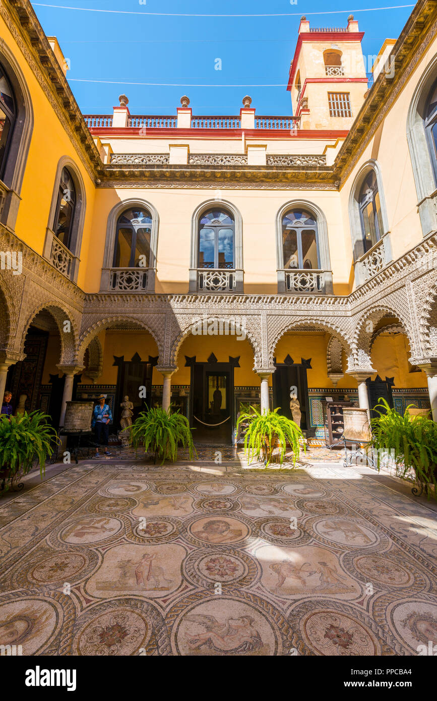 Palast aus dem 16. Jahrhundert, der maurischen Architektur, Innenhof mit römischen Mosaik, Palacio de La Condesa de Lebrija, Sevilla, Andalusien Stockfoto