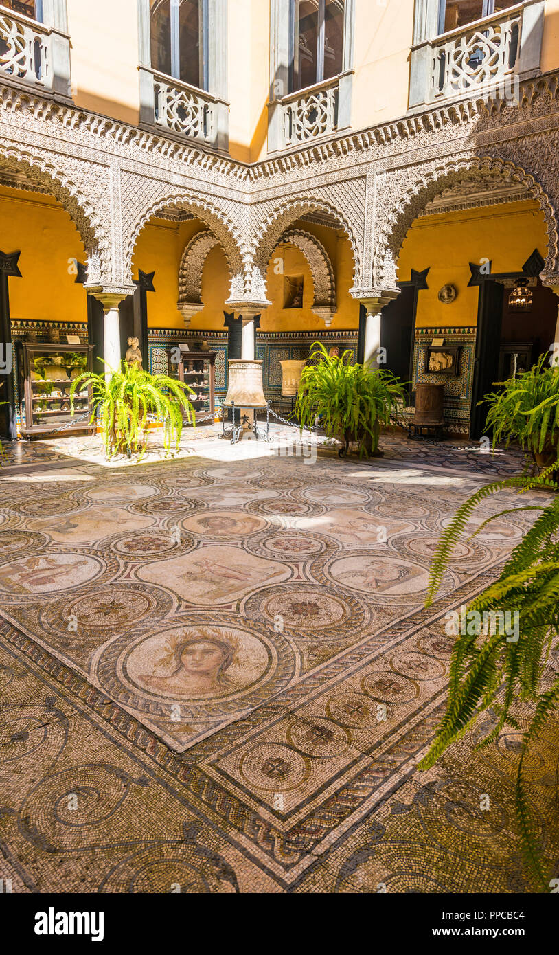 Palast aus dem 16. Jahrhundert, der maurischen Architektur, Innenhof mit römischen Mosaiken, Skulpturen dekoriert, Palacio de La Condesa de Lebrija Stockfoto