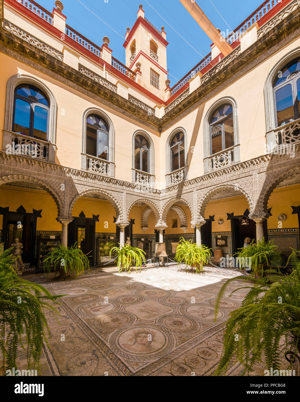 Palast aus dem 16. Jahrhundert, der maurischen Architektur, Innenhof mit römischen Mosaik gestaltet, Skulpturen, Palacio de La Condesa de Lebrija Stockfoto