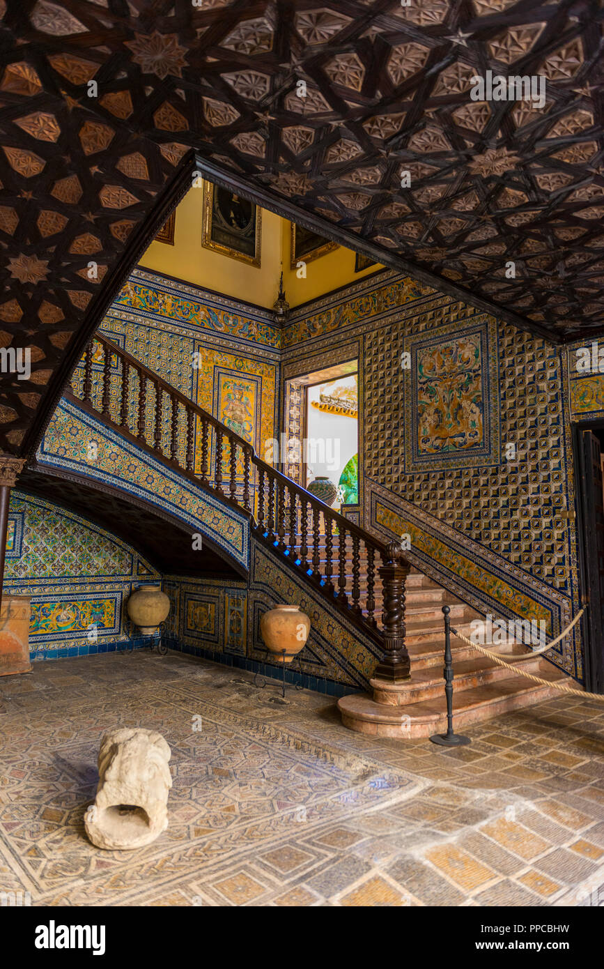 Treppe mit Fliesen, Palast aus dem 16. Jahrhundert, der maurischen Architektur, Innenhof mit römischen Mosaik gestaltet, Skulpturen Stockfoto