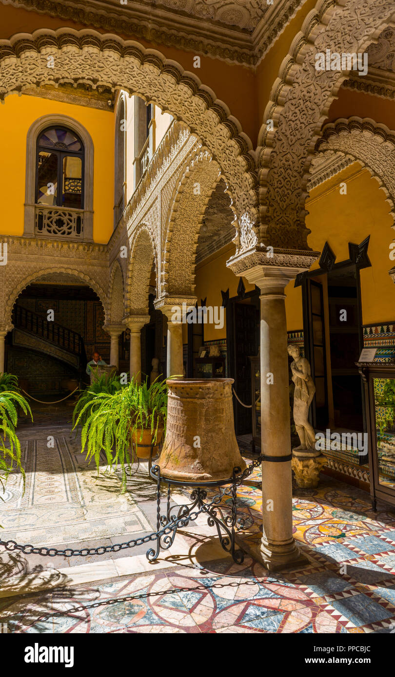 Palast aus dem 16. Jahrhundert, der maurischen Architektur, Innenhof mit römischen Mosaiken, Skulpturen dekoriert, Palacio de La Condesa de Lebrija Stockfoto