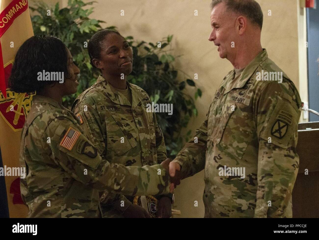 Oberstleutnant Katresha Bailey und Command Sgt. Maj. Kendra St. Helen, die 210Th Brigade Support Battalion command Team, Gespräche mit Generalmajor Walter E. Piatt, 10 Mountain Division (LI) und Fort Drum kommandierender General, nachdem die Gleichstellung der Frauen Tag Rede 12.08.23 Im Commons. ( Stockfoto