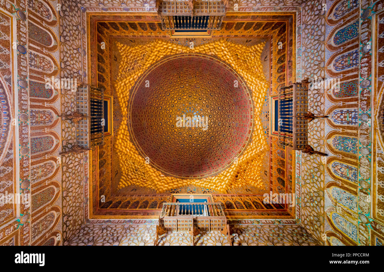 Decke mit Gold, Arabesken verziert, Arabische Architektur, Salon der Botschafter in der Alcázar von Sevilla, Royal Palace Stockfoto