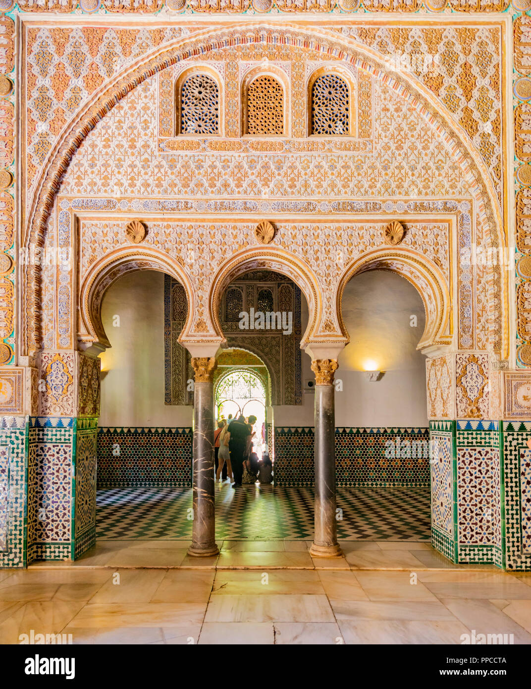 Wand Bögen mit Gold, Arabesken verziert, Arabische Architektur, Salon der Botschafter in der Alcázar von Sevilla Stockfoto