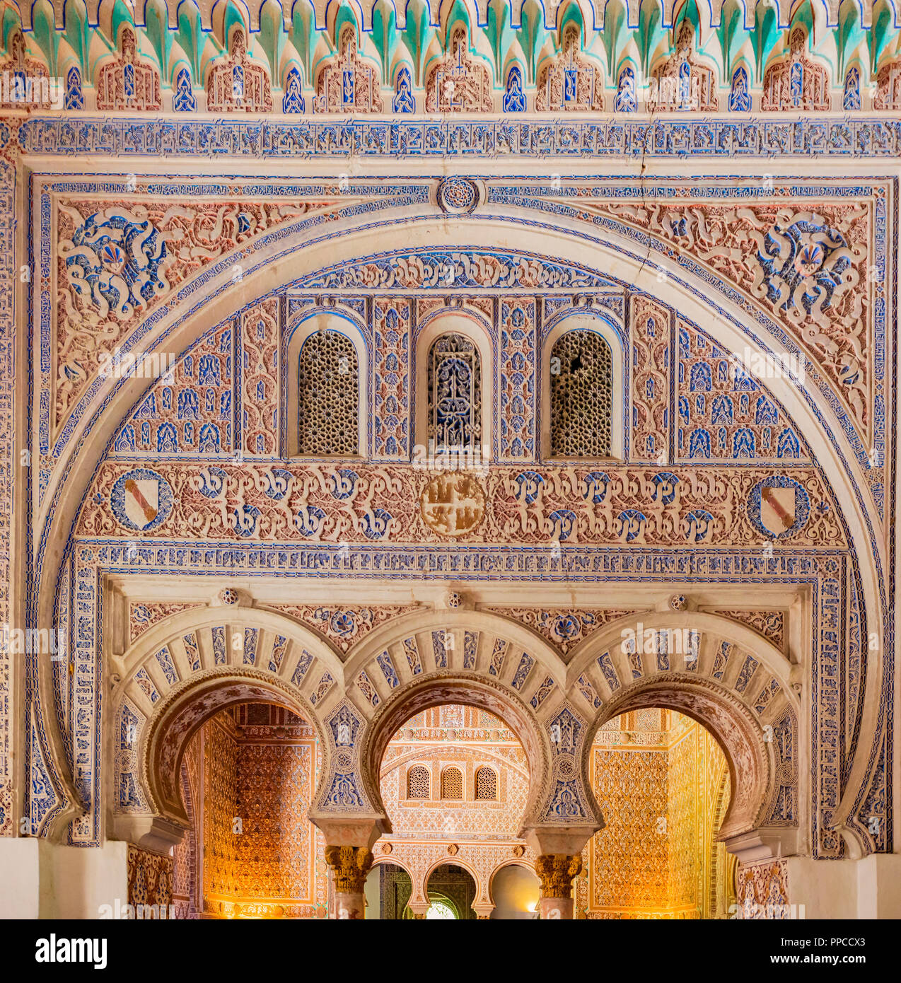 Wand Bögen mit Gold und Arabesken verziert, Arabische Architektur, Salon der Botschafter in der Alcázar von Sevilla Stockfoto