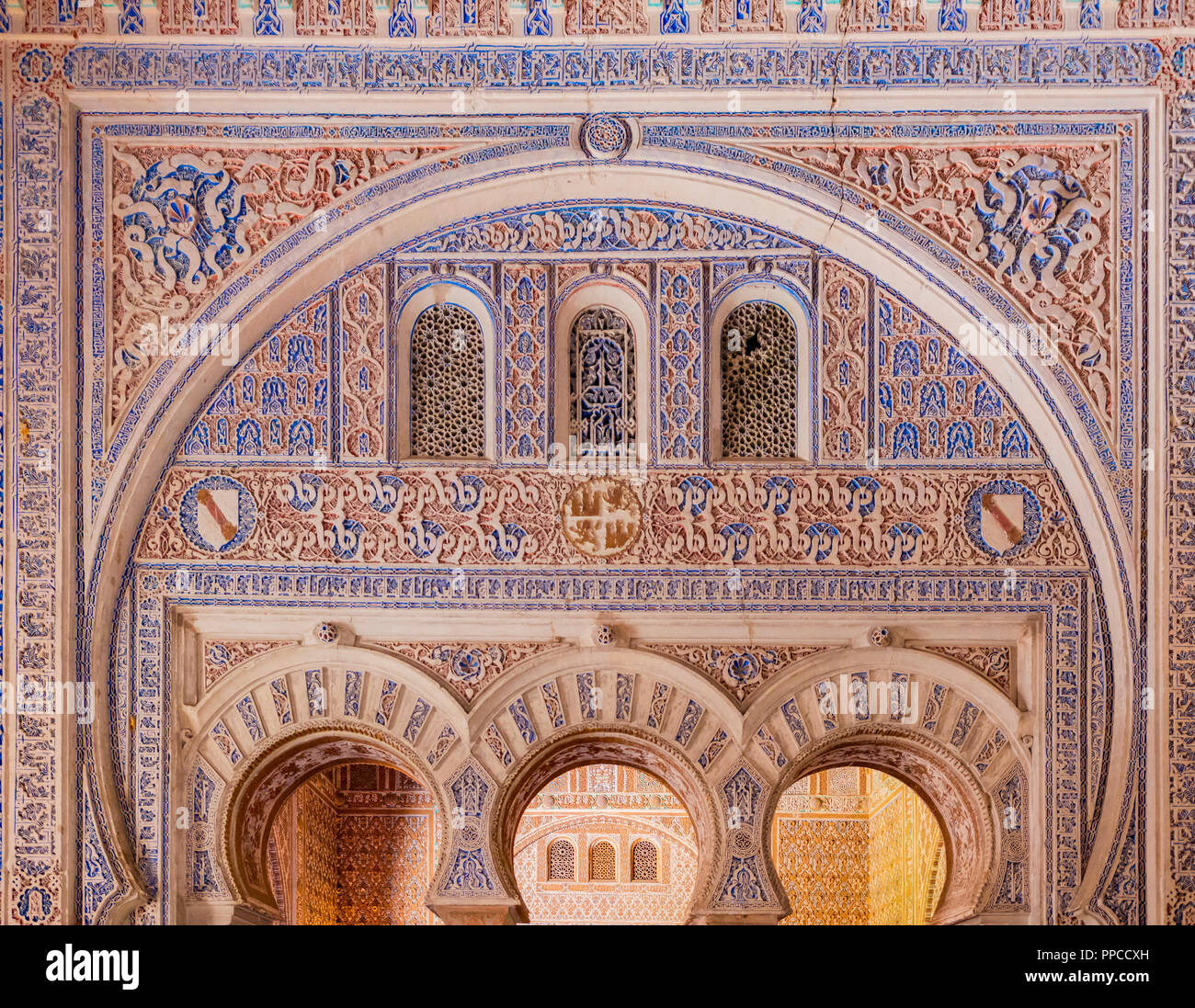 Wand Bögen mit Arabesken verziert, Arabische Architektur, Salon der Botschafter in der Alcázar von Sevilla, Royal Palace Stockfoto