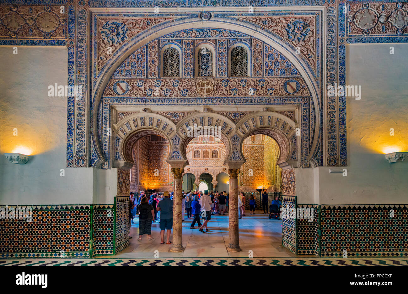 Wand Bögen mit Arabesken verziert, Arabische Architektur, Salon der Botschafter in der Alcázar von Sevilla, Royal Palace Stockfoto