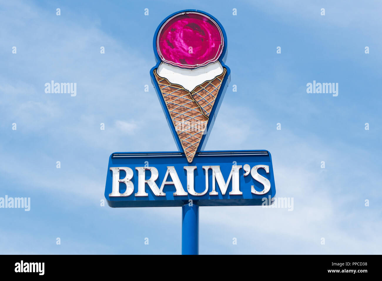 FAYETTEVILLE, AR/USA - Juni 8, 2018: Braum äußeren Zeichen und Marke. Braum ist eine amerikanische Familie Restaurant kette in Tuttle, O auf der Grundlage Stockfoto