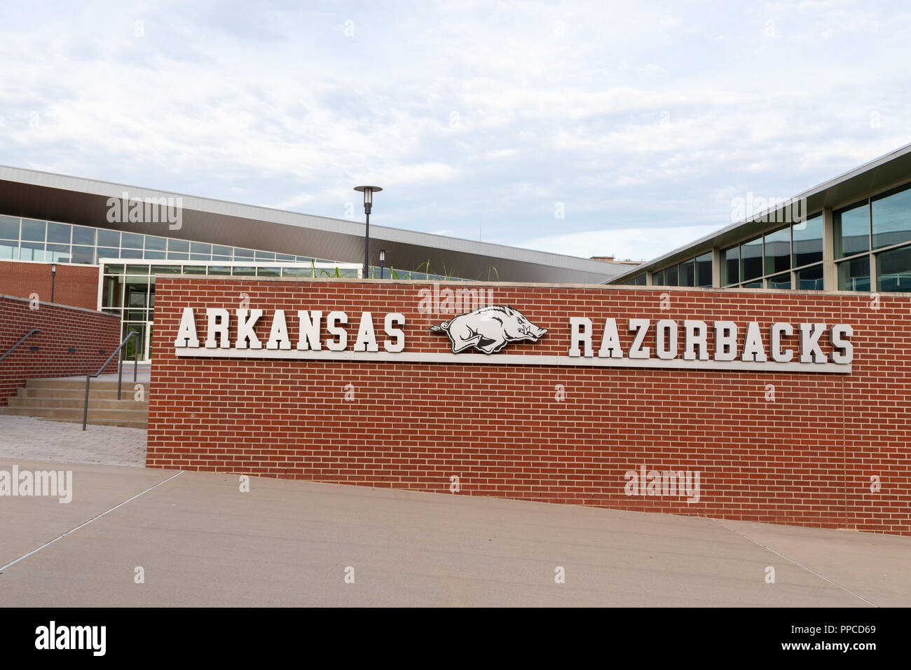 FAYETTEVILLE, AR/USA - Juni 7, 2018: Arkansas Razorback Sport Logo auf dem Campus der Universität von Arkansas. Stockfoto