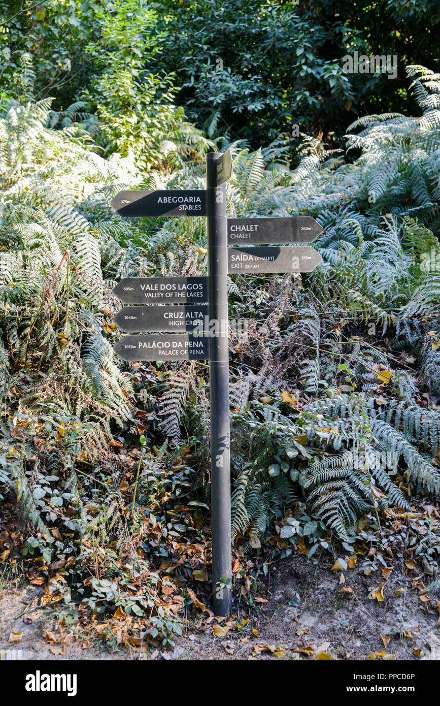 Sintra, Portugal - Sept 23, 2018: Wege mit Wegweiser durch den verwunschenen Park eine der Palast von Pena in Sintra, Portugal Stockfoto