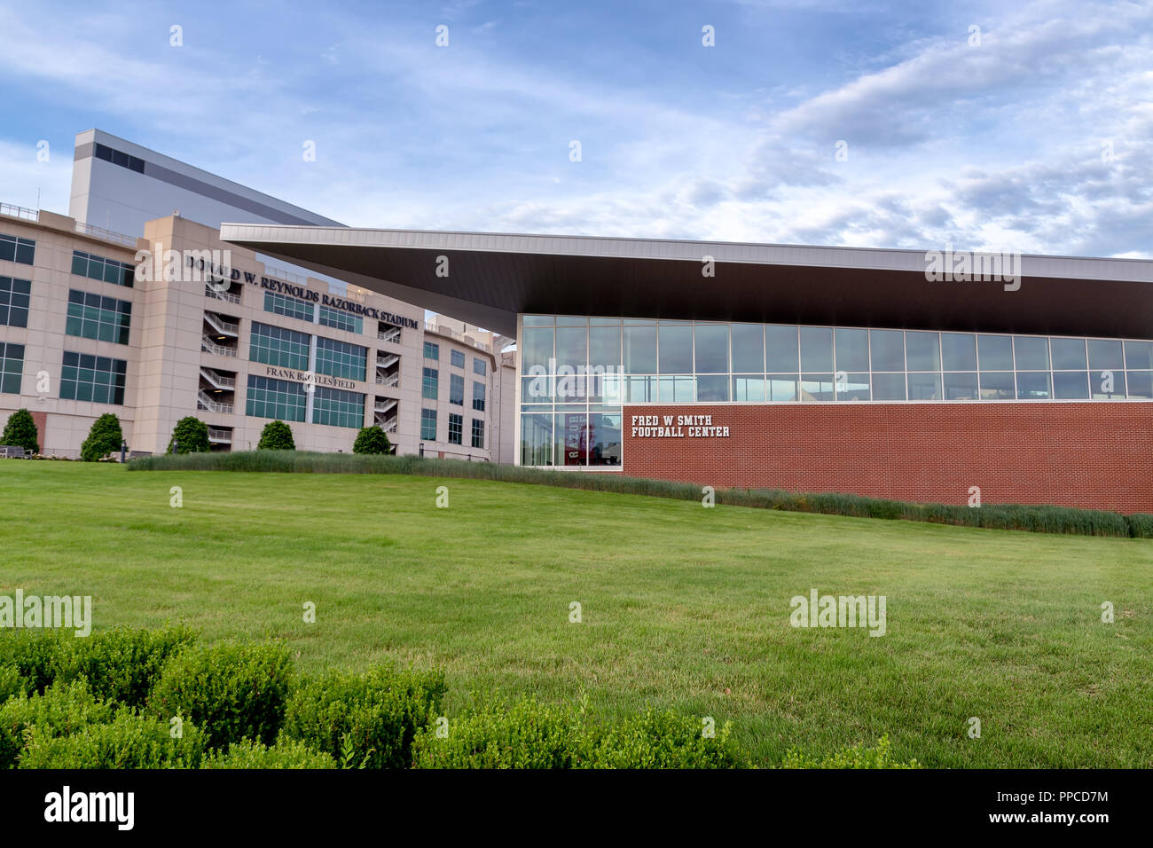 FAYETTEVILLE, AR/USA - Juni 7, 2018: Fred W. Smith Fußball Center auf dem Campus der Universität von Arkansas. Stockfoto