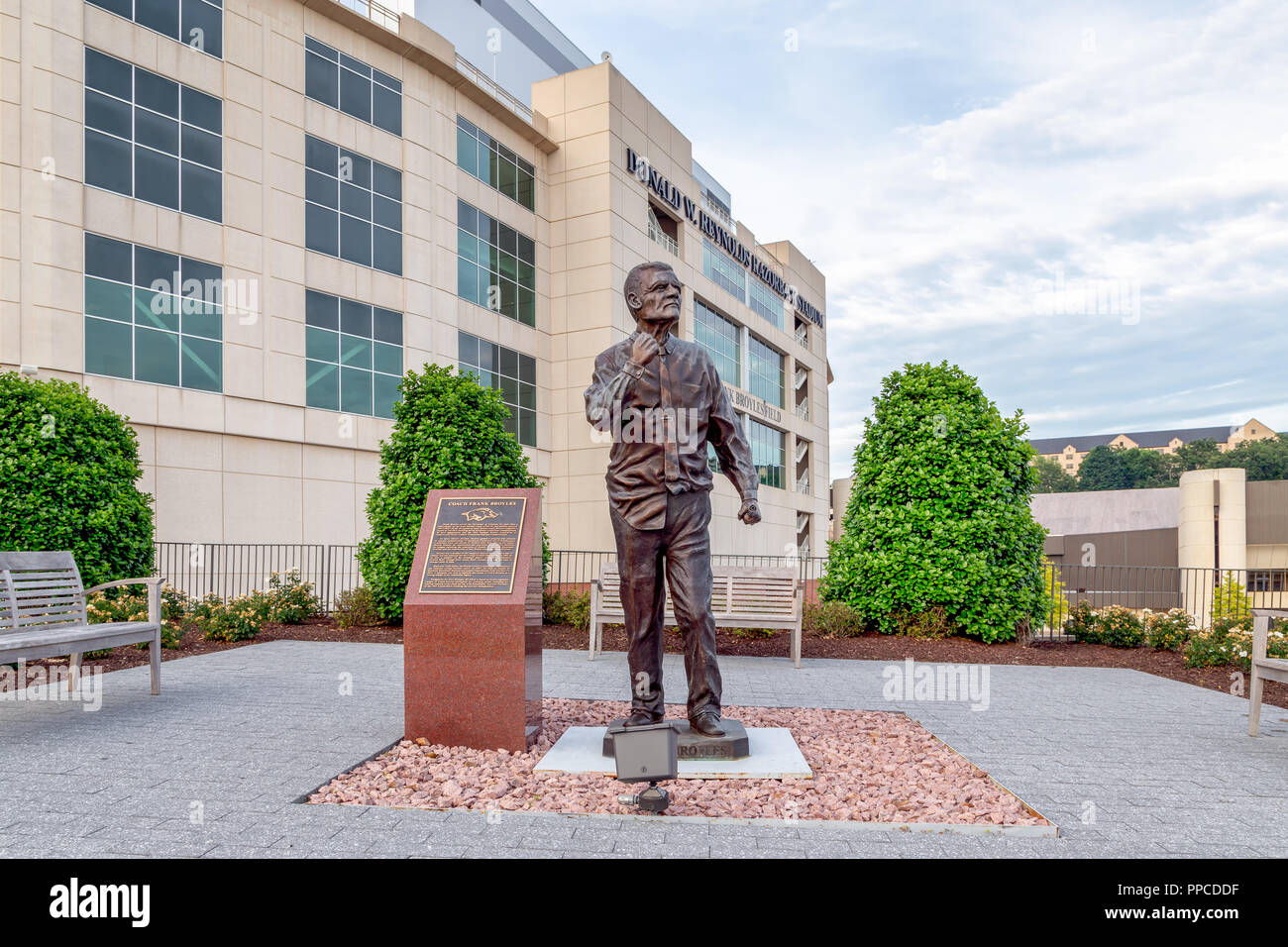 FAYETTEVILLE, AR/USA - Juni 7, 2018: Trainer Frank Broyles Statue auf dem Campus der Universität von Arkansas. Stockfoto