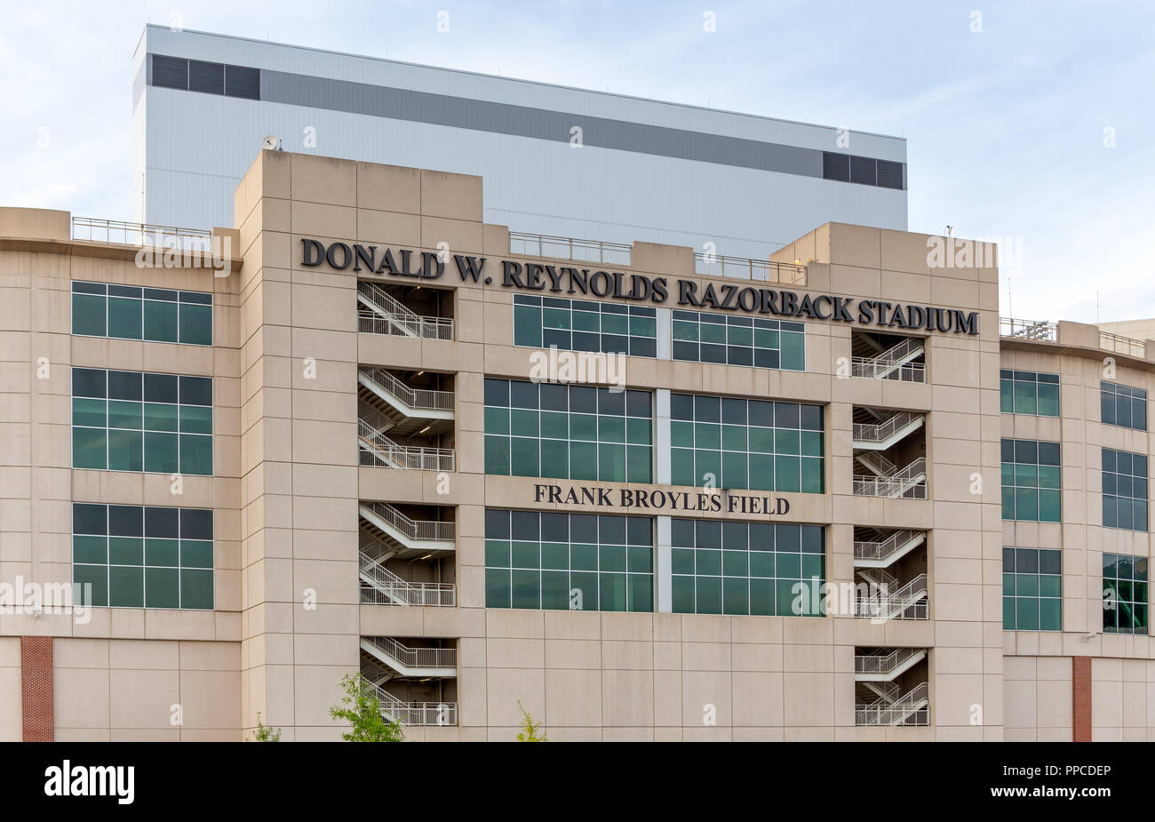 FAYETTEVILLE, AR/USA - Juni 7, 2018: Donald W. Reynolds Razorback Stadion und Frank Broyles Feld. Stockfoto