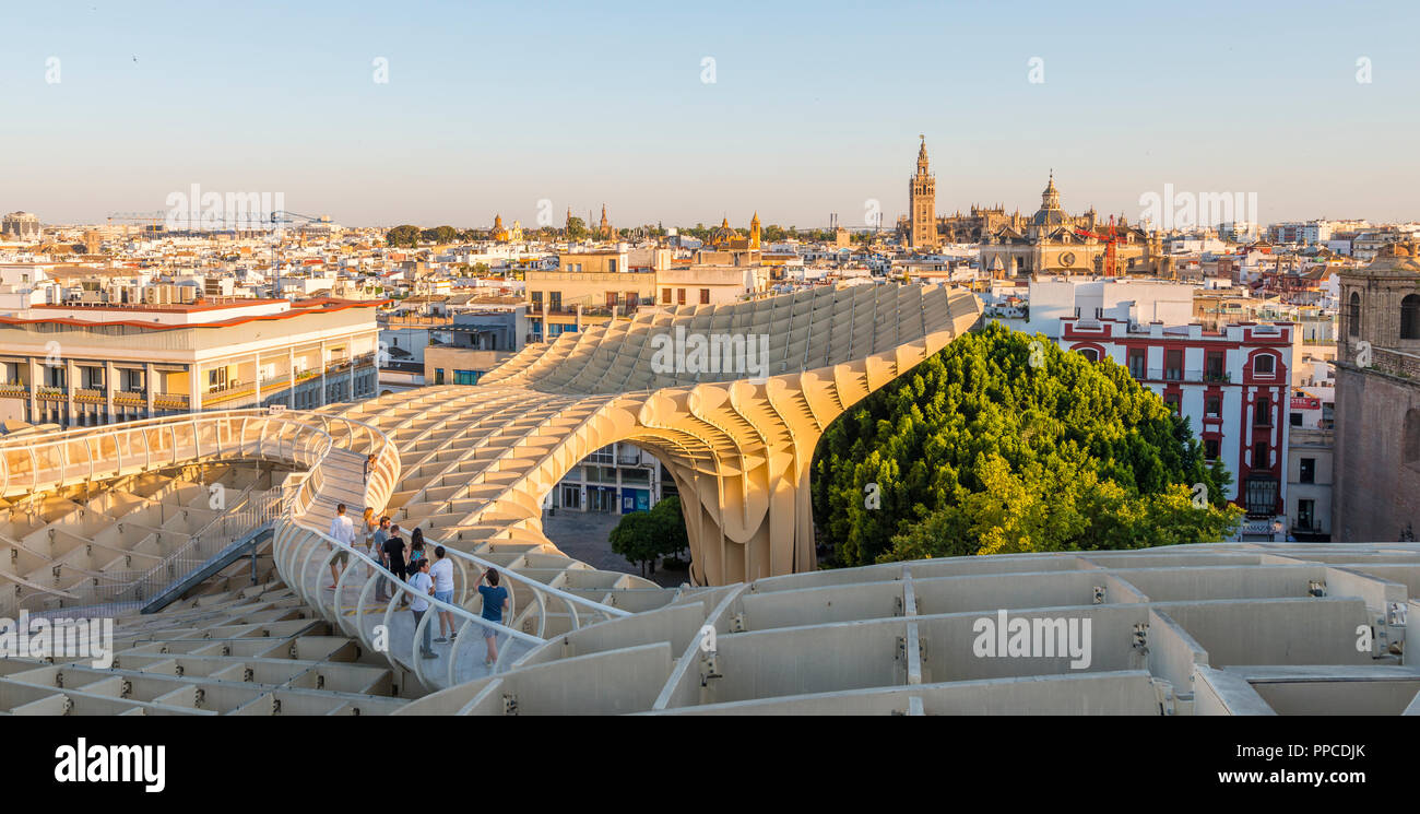 Stadtbild, Aussicht über Sevilla, La Giralda und die Iglesia del Salvador, Moderne Architektur, Metropol Parasol Stockfoto