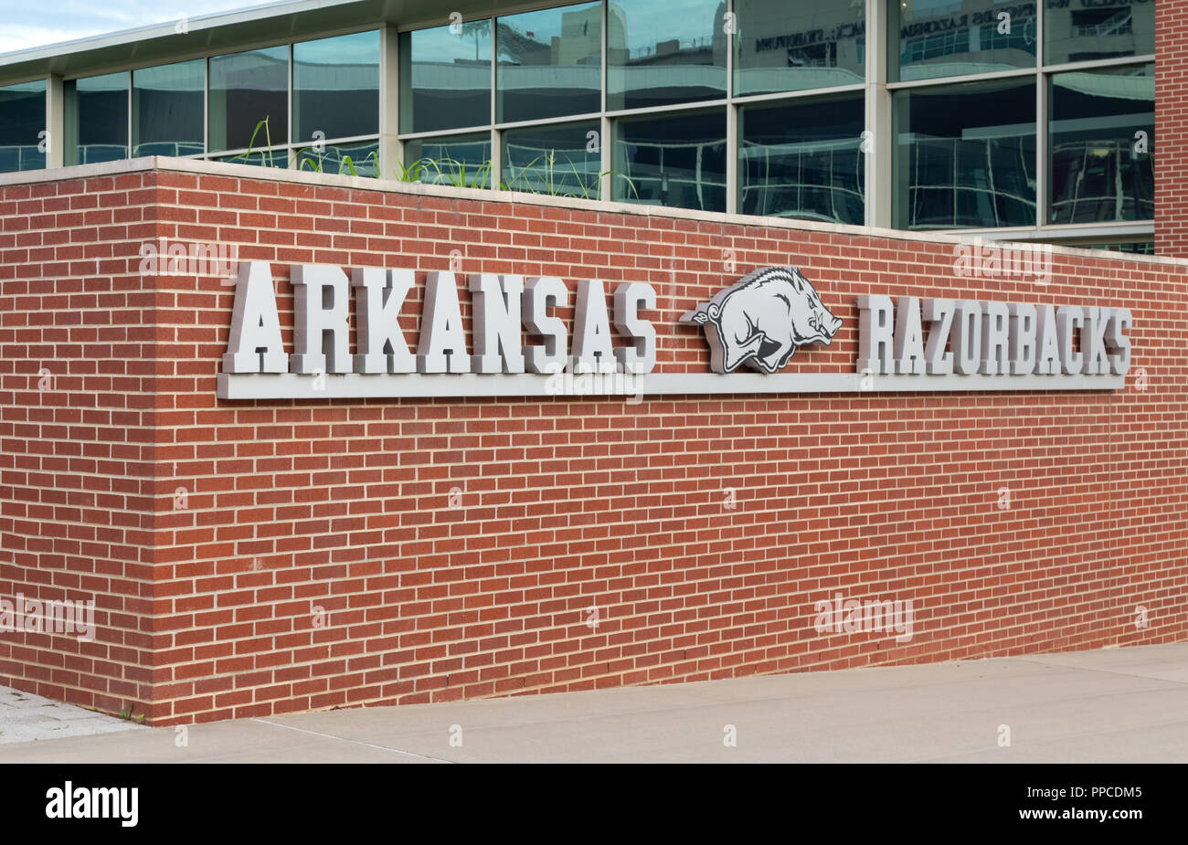 FAYETTEVILLE, AR/USA - Juni 7, 2018: Arkansas Razorback Sport Logo auf dem Campus der Universität von Arkansas. Stockfoto