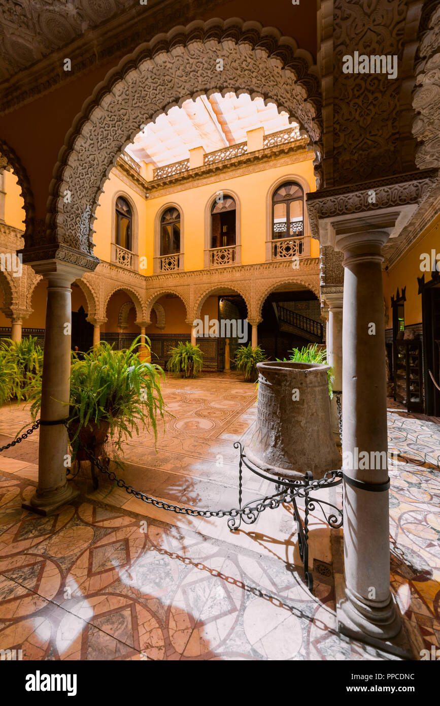 Palast aus dem 16. Jahrhundert mit arabischen Architektur, Innenhof mit künstlerischen Arcade und römische Mosaik, Palacio de La Condesa de Lebrija Stockfoto