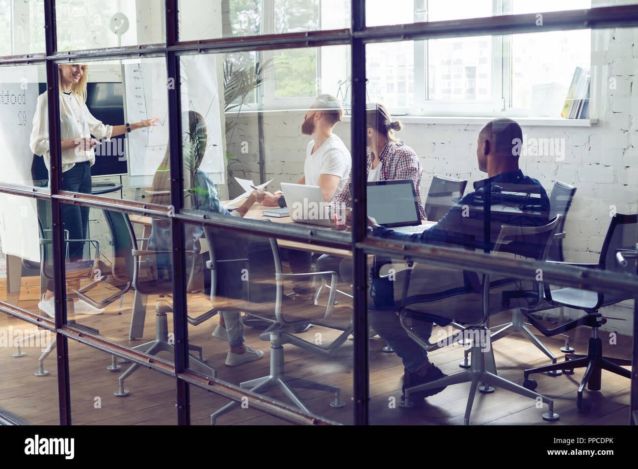 Arbeiten hart, um zu gewinnen. Geschäftsfrau, die Durchführung einer Präsentation mit Flipchart, während in der kreativen Arbeiten im Büro. Stockfoto