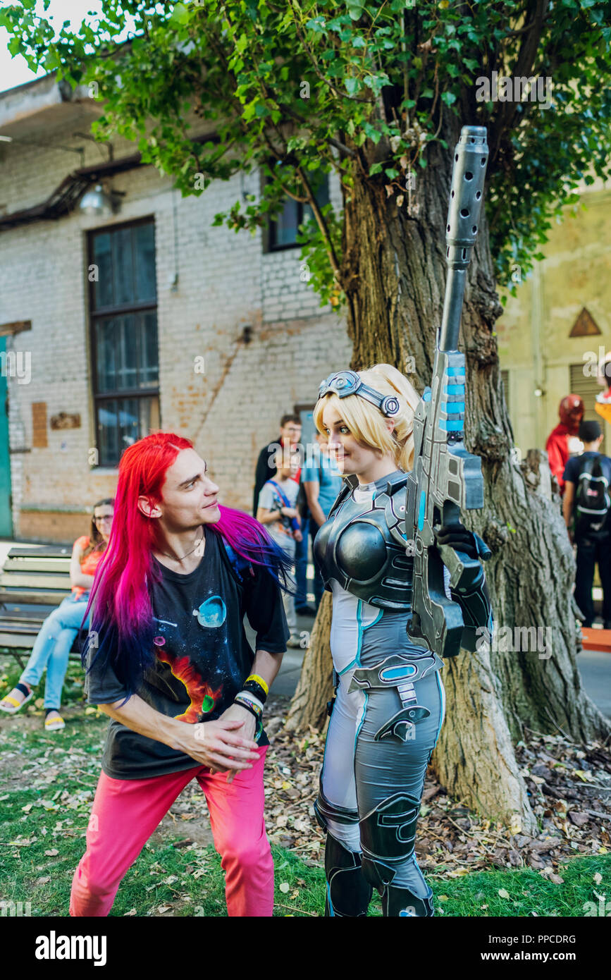 Festival der modernen Popkultur COMIC CON, 22. September 2018 in Kiew, Ukraine, Kunst werk Plattform. ein Kerl mit gefärbten Haaren und ein Mädchen in das Kostüm eines Lüfters Stockfoto
