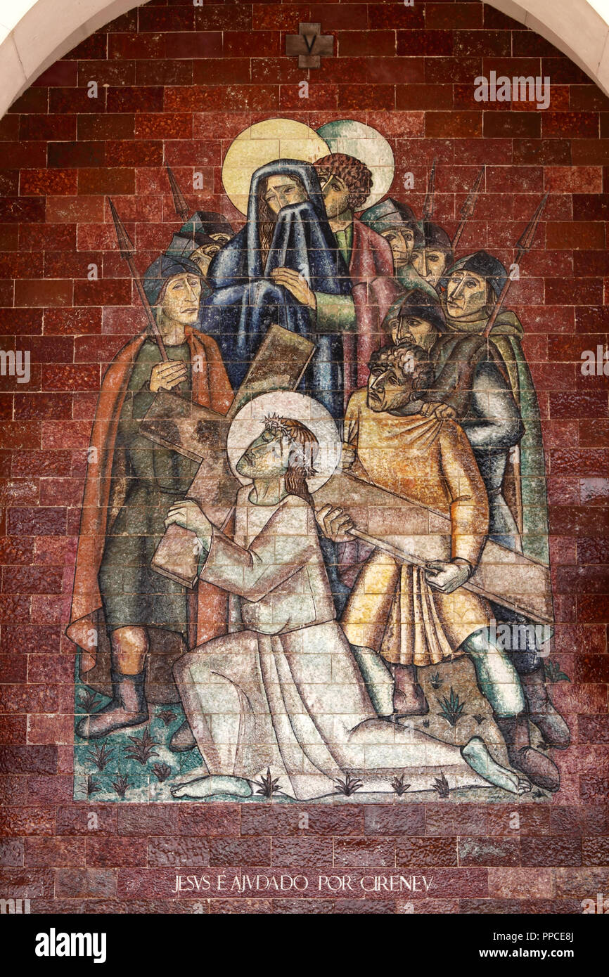 Stationen des Kreuzes: Jesus ist durch Cireneu; eine Verkleidung der portugiesischen Kacheln vor dem Heiligtum von Fatima Stockfoto