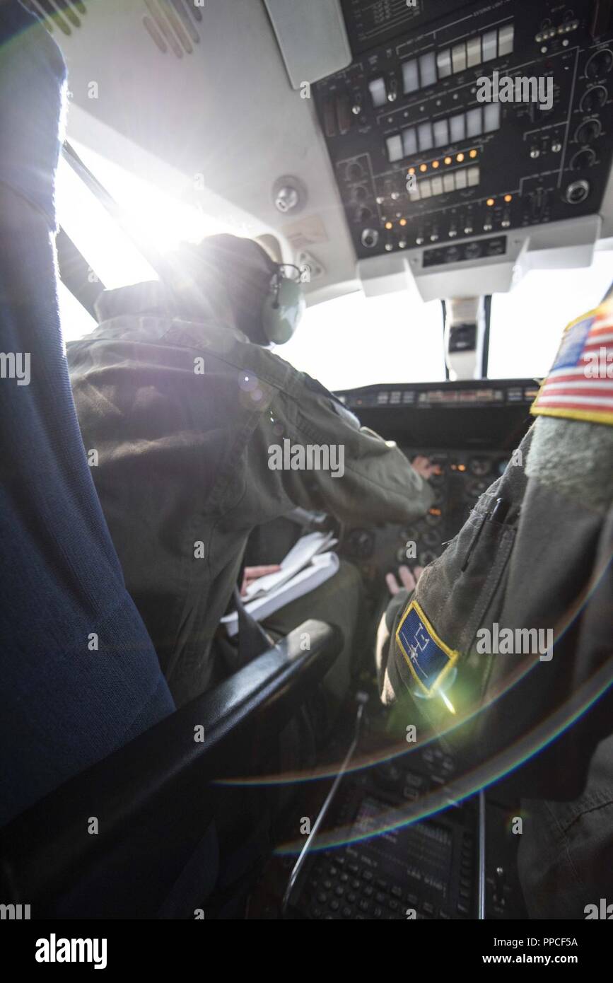 Us-Luftwaffe Kapitän Heather Burns, Links, und Oberstleutnant Trigg Randall, rechts, 3. Flying Training Squadron, aus Alpena Combat Readiness Training Center, Mich., Nov. 26, 2018. Fortsetzung Schulungen können Kursleiter Piloten ihre Kenntnisse und Qualifikationen zu erhalten. Stockfoto